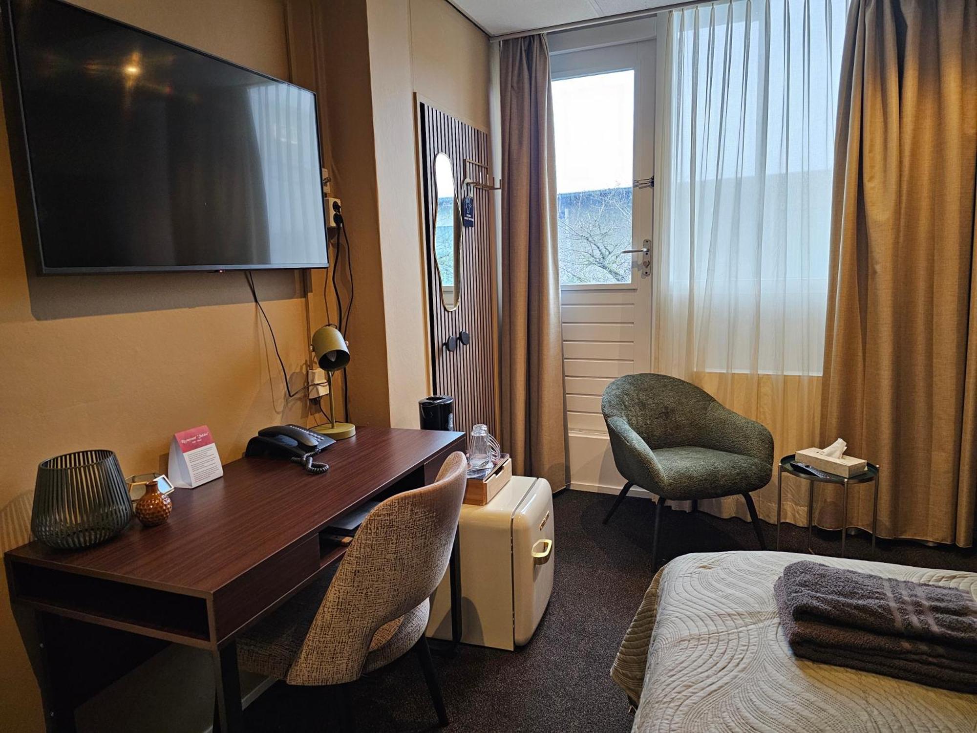 Twin Room with City View and Balcony at The City Side